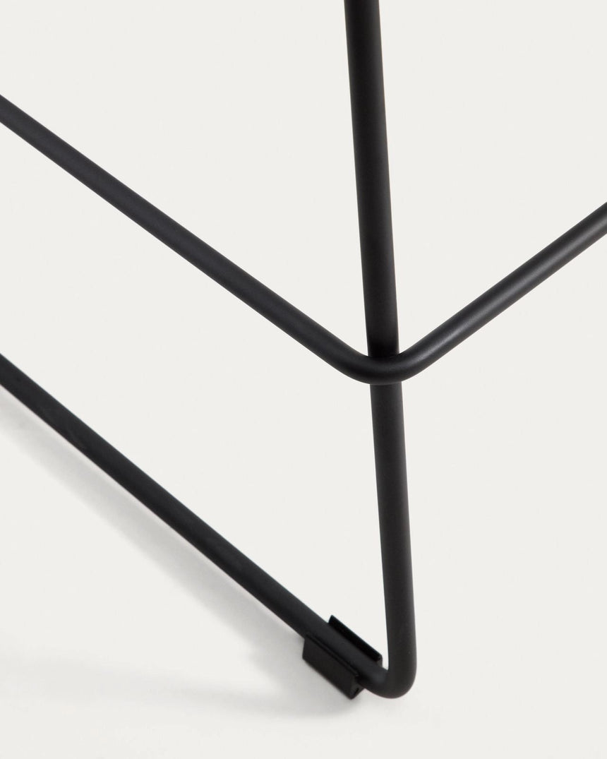Hocker Zahara mit braunem Polyurethan und Stahlbeinen mit schwarzem Finish, 65 cm, FSC 100 % von Kave Home – Bild 10