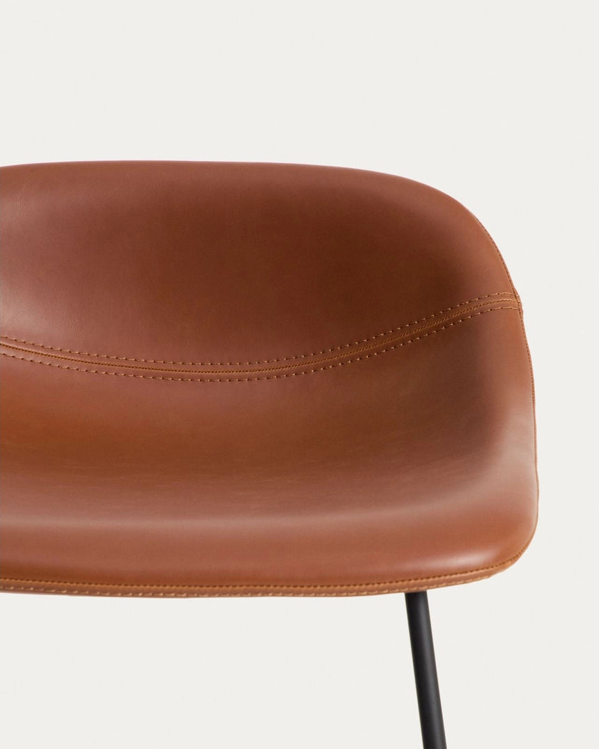Hocker Zahara mit braunem Polyurethan und Stahlbeinen mit schwarzem Finish, 65 cm, FSC 100 % von Kave Home – Bild 7