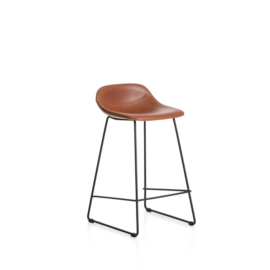 Hocker Zahara mit braunem Polyurethan und Stahlbeinen mit schwarzem Finish, 76 cm, FSC 100 % von Kave Home – Bild 1
