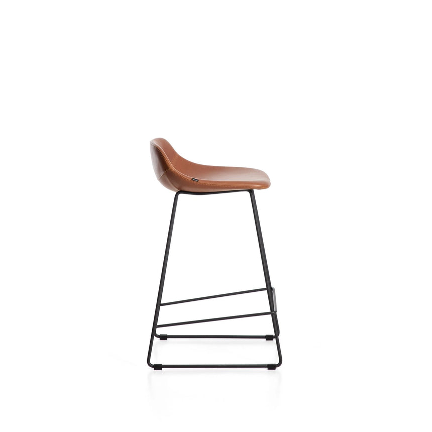 Hocker Zahara mit braunem Polyurethan und Stahlbeinen mit schwarzem Finish, 76 cm, FSC 100 % von Kave Home – Bild 3