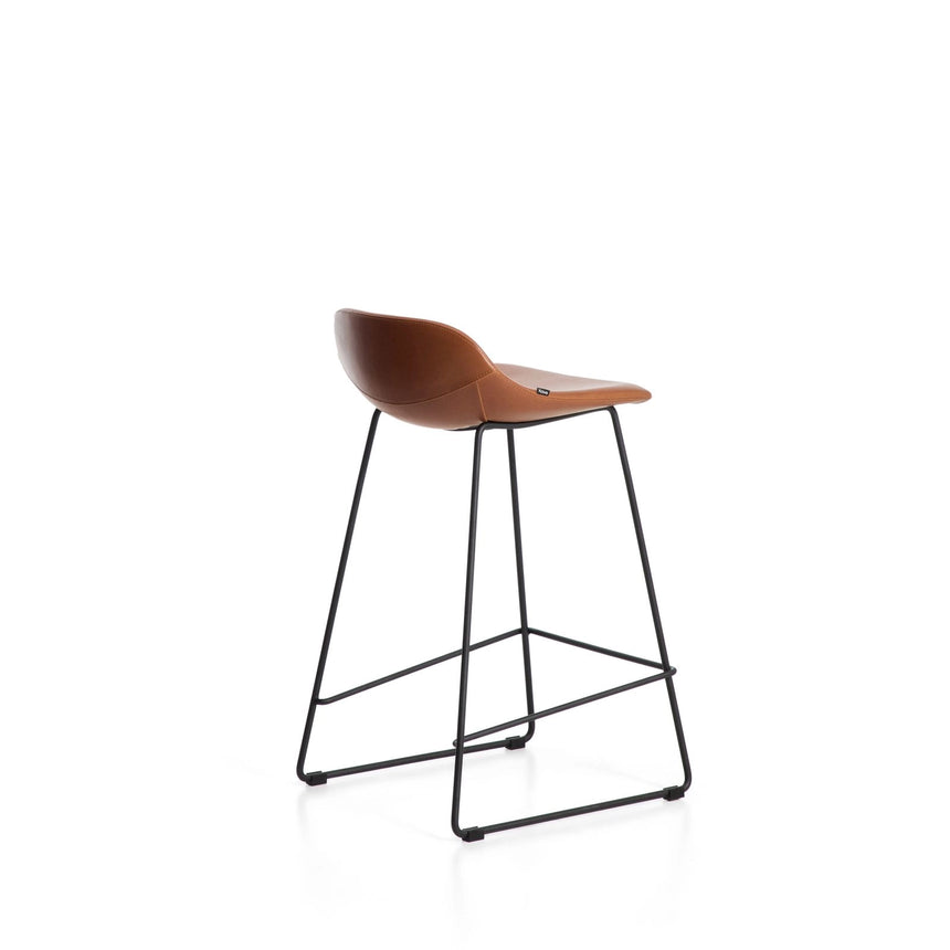 Hocker Zahara mit braunem Polyurethan und Stahlbeinen mit schwarzem Finish, 76 cm, FSC 100 % von Kave Home – Bild 4