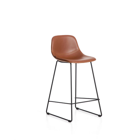 Hocker Zahara mit braunem Polyurethan und Stahlbeinen mit schwarzem Finish, 76 cm, FSC 100 % von Kave Home – Bild 1