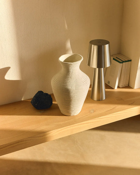 Kleine Tischlampe Arenys aus Metall mit silbern glänzendem Finish von Kave Home – Bild 3