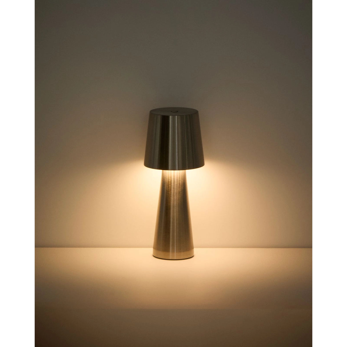 Kleine Tischlampe Arenys aus Metall mit silbern glänzendem Finish von Kave Home – Bild 5