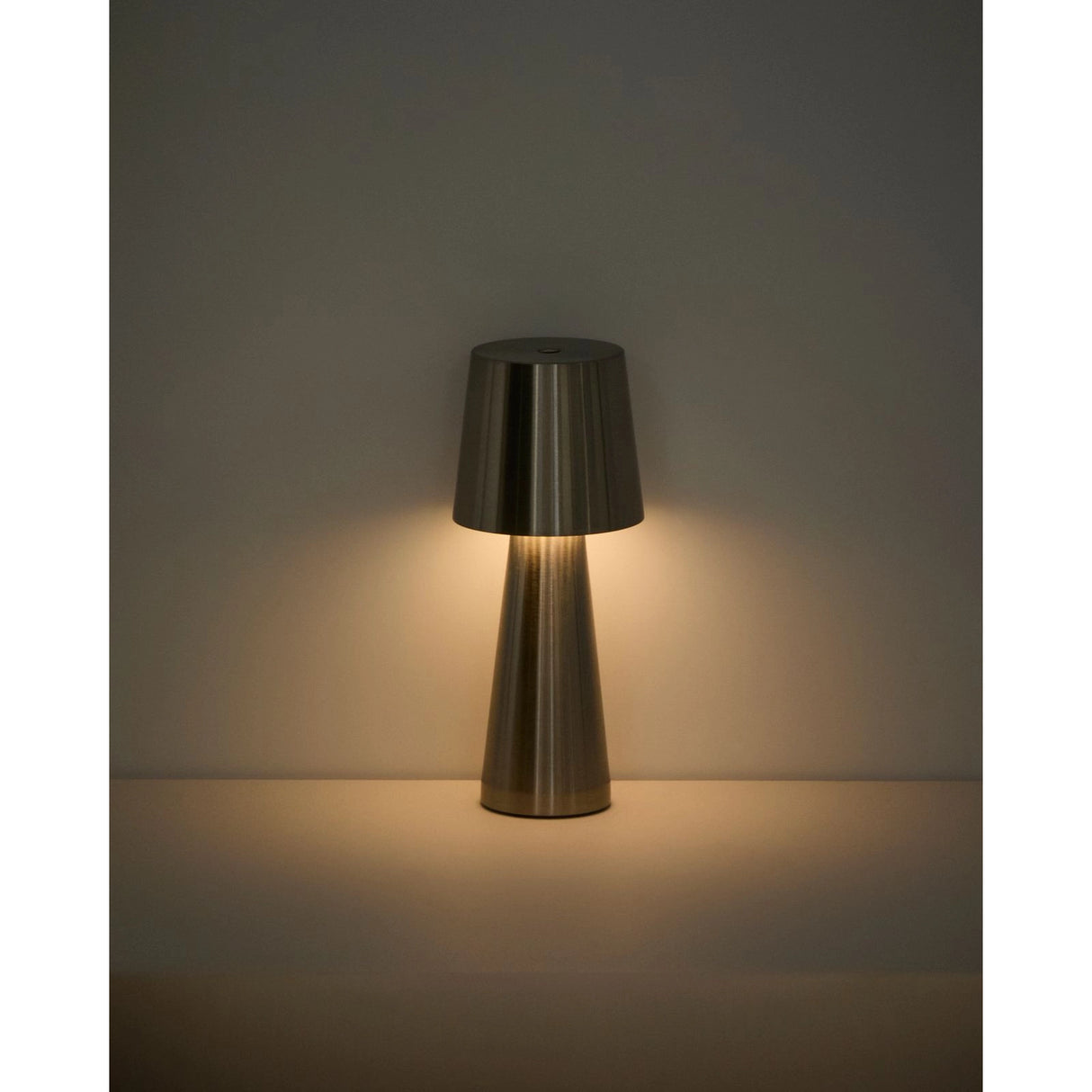 Kleine Tischlampe Arenys aus Metall mit silbern glänzendem Finish von Kave Home – Bild 7