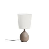 Kleine Tischlampe Viona in strukturierter Steinoptik mit einem Lampenschirm aus Baumwolle von Kave Home – Bild 1