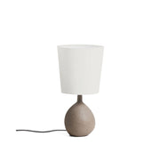 Kleine Tischlampe Viona in strukturierter Steinoptik mit einem Lampenschirm aus Baumwolle von Kave Home – Bild 1