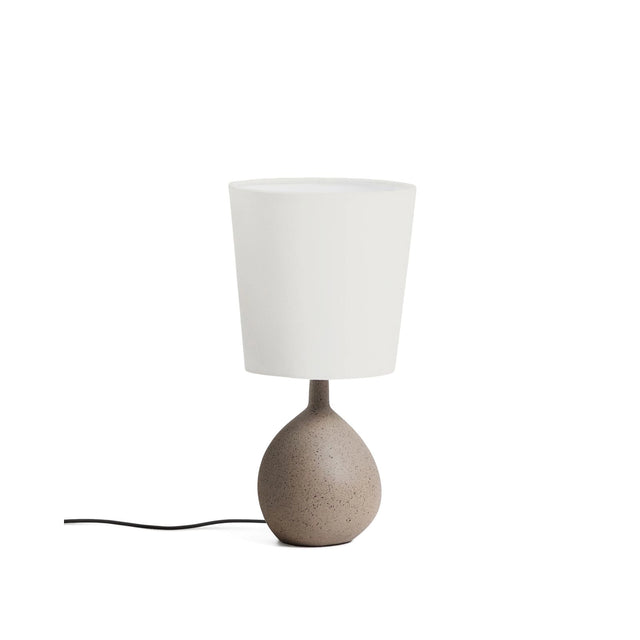 Kleine Tischlampe Viona in strukturierter Steinoptik mit einem Lampenschirm aus Baumwolle von Kave Home – Bild 1