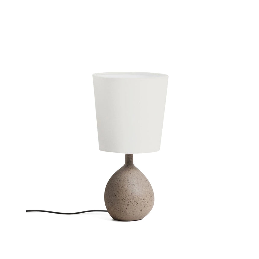 Kleine Tischlampe Viona in strukturierter Steinoptik mit einem Lampenschirm aus Baumwolle von Kave Home – Bild 1