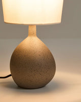 Kleine Tischlampe Viona in strukturierter Steinoptik mit einem Lampenschirm aus Baumwolle von Kave Home – Bild 4