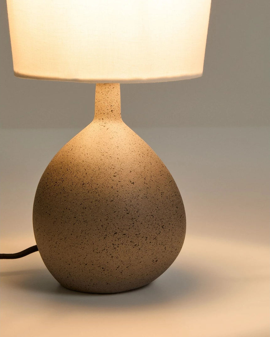 Kleine Tischlampe Viona in strukturierter Steinoptik mit einem Lampenschirm aus Baumwolle von Kave Home – Bild 4