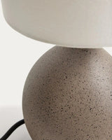 Kleine Tischlampe Viona in strukturierter Steinoptik mit einem Lampenschirm aus Baumwolle von Kave Home – Bild 5