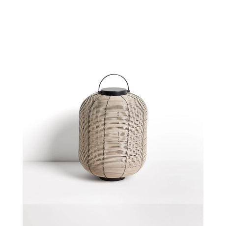 Kleine tragbare LED-Tischlampe Saranella aus hellgrauem synthetischem Rattan von Kave Home – Bild 1