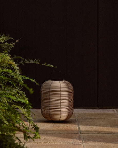 Kleine tragbare LED-Tischlampe Saranella aus hellgrauem synthetischem Rattan von Kave Home – Bild 4