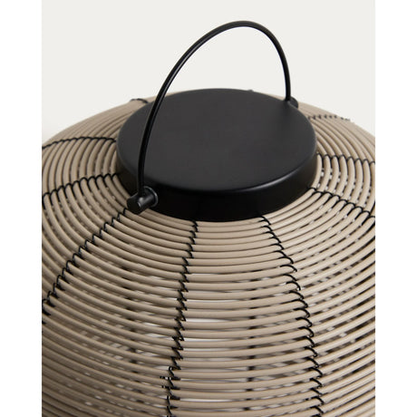 Kleine tragbare LED-Tischlampe Saranella aus hellgrauem synthetischem Rattan von Kave Home – Bild 7