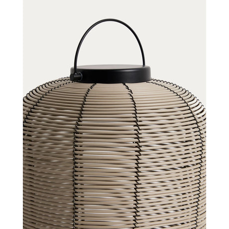 Kleine tragbare LED-Tischlampe Saranella aus hellgrauem synthetischem Rattan von Kave Home – Bild 9