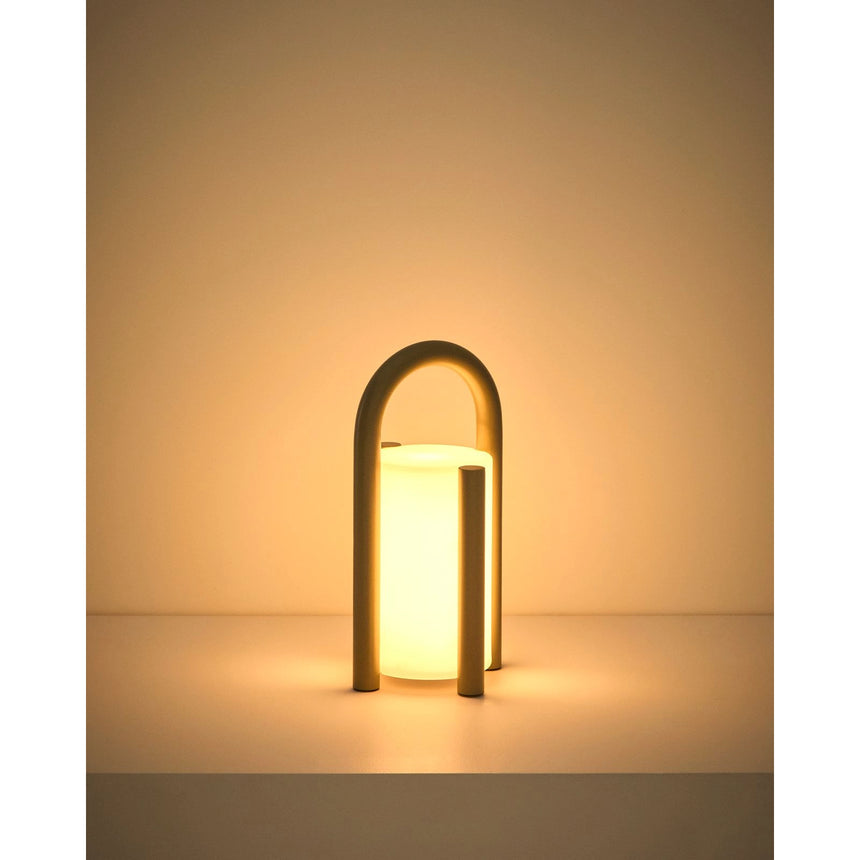 Kleine tragbare Tischlampe Leros aus Polyethylen und Stahl von Kave Home – Bild 10