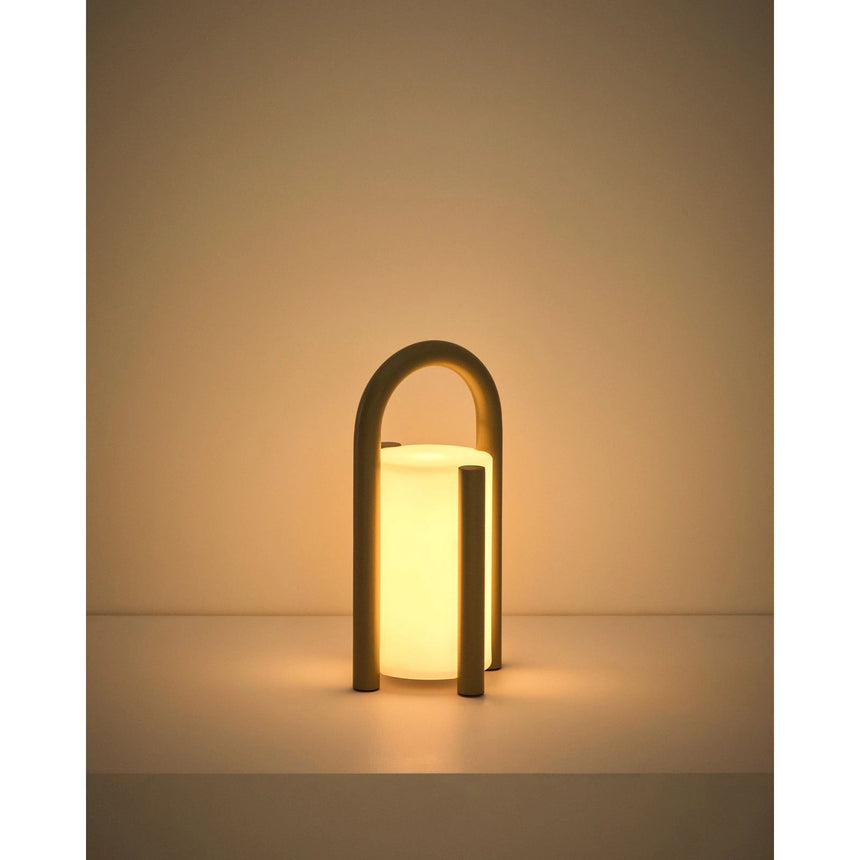 Kleine tragbare Tischlampe Leros aus Polyethylen und Stahl von Kave Home – Bild 11