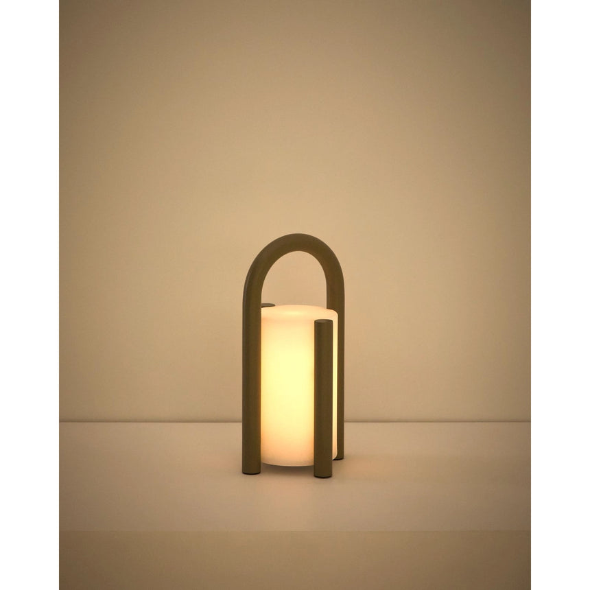 Kleine tragbare Tischlampe Leros aus Polyethylen und Stahl von Kave Home – Bild 12
