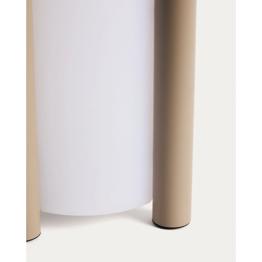 Kleine tragbare Tischlampe Leros aus Polyethylen und Stahl von Kave Home – Bild 14