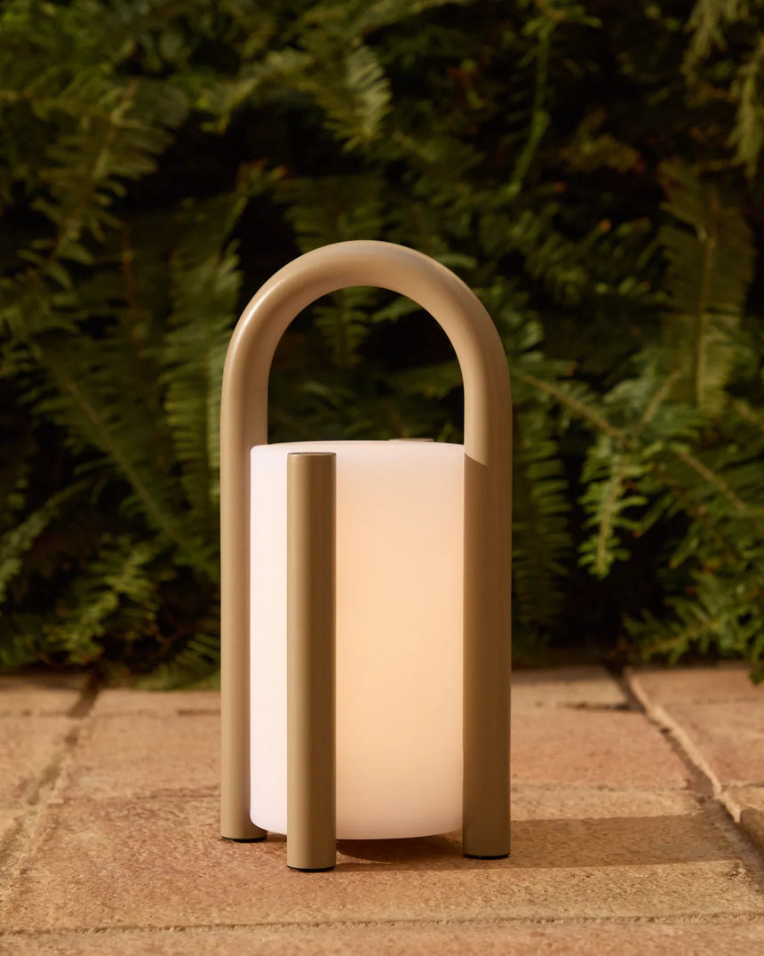 Kleine tragbare Tischlampe Leros aus Polyethylen und Stahl von Kave Home – Bild 2