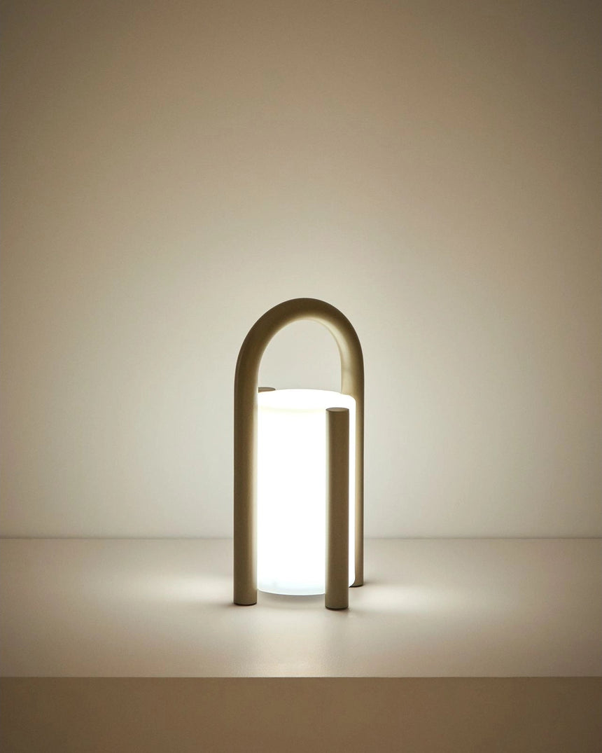 Kleine tragbare Tischlampe Leros aus Polyethylen und Stahl von Kave Home – Bild 4