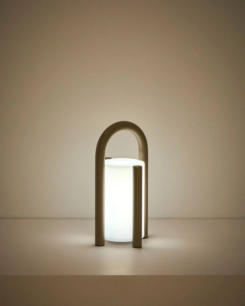 Kleine tragbare Tischlampe Leros aus Polyethylen und Stahl von Kave Home – Bild 5