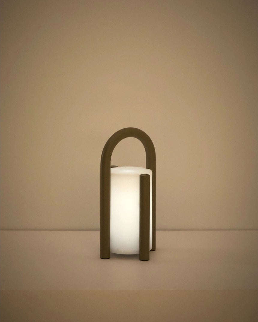 Kleine tragbare Tischlampe Leros aus Polyethylen und Stahl von Kave Home – Bild 6