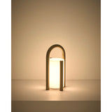 Kleine tragbare Tischlampe Leros aus Polyethylen und Stahl von Kave Home – Bild 7