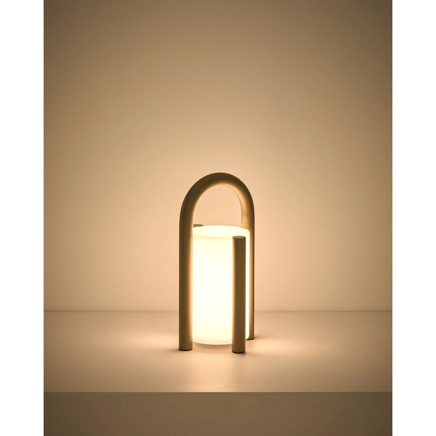Kleine tragbare Tischlampe Leros aus Polyethylen und Stahl von Kave Home – Bild 7