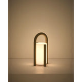 Kleine tragbare Tischlampe Leros aus Polyethylen und Stahl von Kave Home – Bild 8
