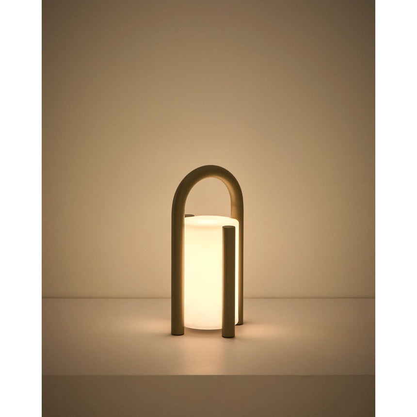 Kleine tragbare Tischlampe Leros aus Polyethylen und Stahl von Kave Home – Bild 8