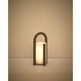 Kleine tragbare Tischlampe Leros aus Polyethylen und Stahl von Kave Home – Bild 9