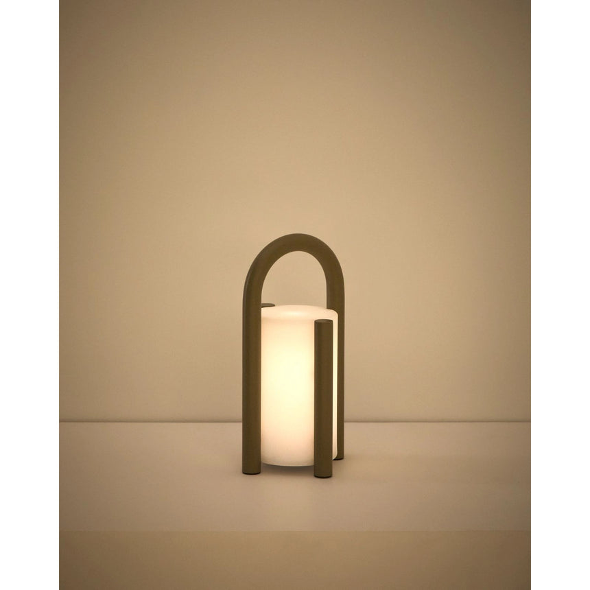 Kleine tragbare Tischlampe Leros aus Polyethylen und Stahl von Kave Home – Bild 9