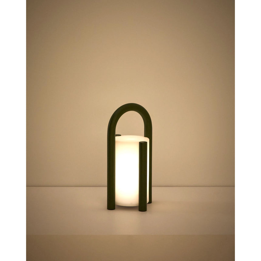 Kleine tragbare Tischlampe Leros aus Polyethylen und grünem Stahl von Kave Home – Bild 10