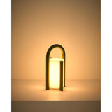 Kleine tragbare Tischlampe Leros aus Polyethylen und grünem Stahl von Kave Home – Bild 11