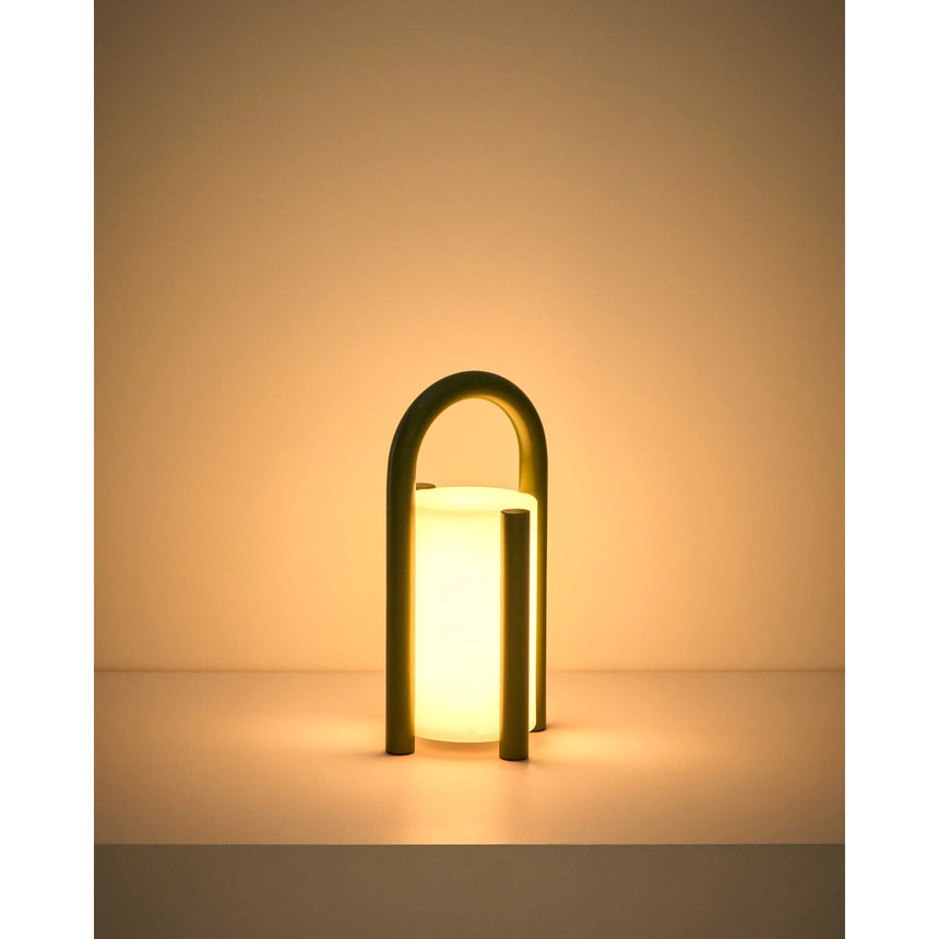 Kleine tragbare Tischlampe Leros aus Polyethylen und grünem Stahl von Kave Home – Bild 11
