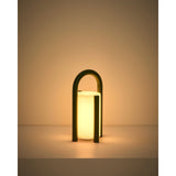 Kleine tragbare Tischlampe Leros aus Polyethylen und grünem Stahl von Kave Home – Bild 12