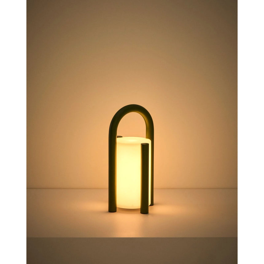 Kleine tragbare Tischlampe Leros aus Polyethylen und grünem Stahl von Kave Home – Bild 12