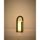 Kleine tragbare Tischlampe Leros aus Polyethylen und grünem Stahl von Kave Home – Bild 13