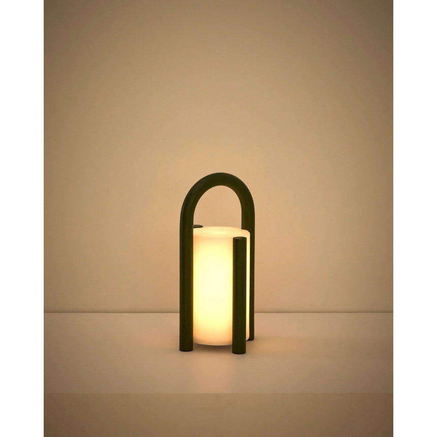 Kleine tragbare Tischlampe Leros aus Polyethylen und grünem Stahl von Kave Home – Bild 13