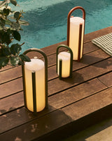 Kleine tragbare Tischlampe Leros aus Polyethylen und grünem Stahl von Kave Home – Bild 3
