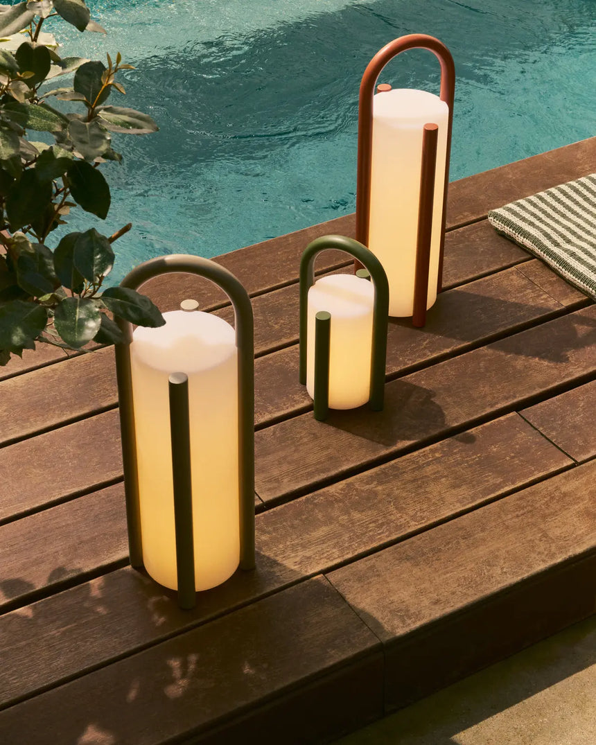 Kleine tragbare Tischlampe Leros aus Polyethylen und grünem Stahl von Kave Home – Bild 3