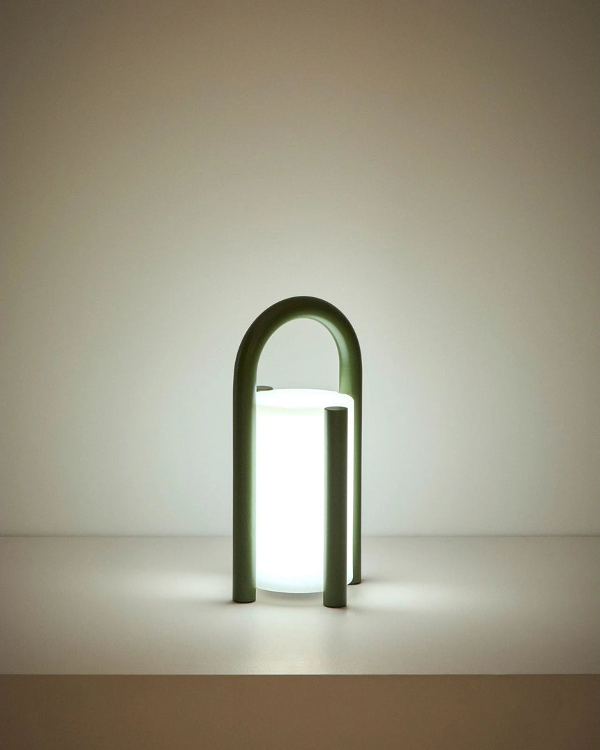 Kleine tragbare Tischlampe Leros aus Polyethylen und grünem Stahl von Kave Home – Bild 5