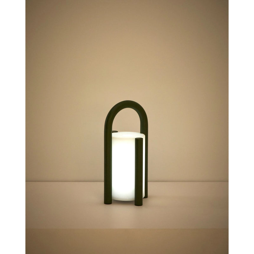 Kleine tragbare Tischlampe Leros aus Polyethylen und grünem Stahl von Kave Home – Bild 7