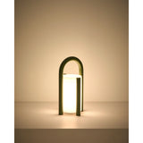 Kleine tragbare Tischlampe Leros aus Polyethylen und grünem Stahl von Kave Home – Bild 8