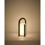 Kleine tragbare Tischlampe Leros aus Polyethylen und grünem Stahl von Kave Home – Bild 9