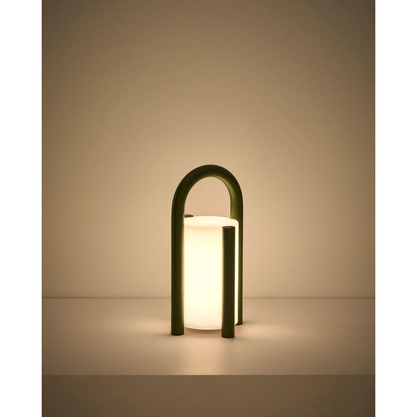 Kleine tragbare Tischlampe Leros aus Polyethylen und grünem Stahl von Kave Home – Bild 9