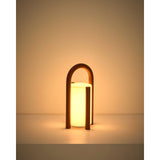 Kleine tragbare Tischlampe Leros aus Polyethylen und terrakottafarbenem Stahl von Kave Home – Bild 10