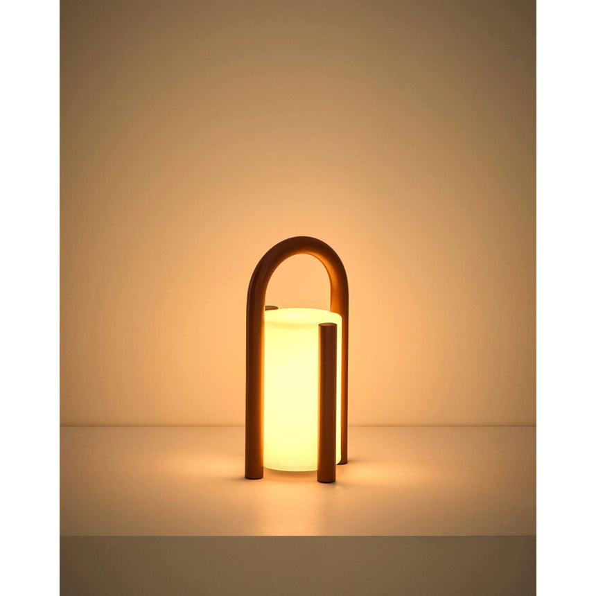 Kleine tragbare Tischlampe Leros aus Polyethylen und terrakottafarbenem Stahl von Kave Home – Bild 10
